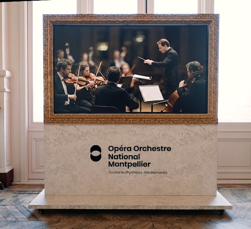 Digital Wall à cadre doré et socle marbre, Opéra Orchestre National Montpellier