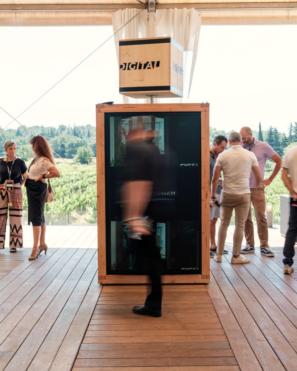 Digital Tower en bois sur une terrasse de réception face aux vignes