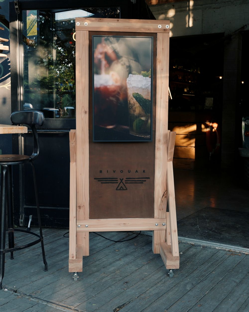 Kakémono digital en bois à l’entrée d’un bar