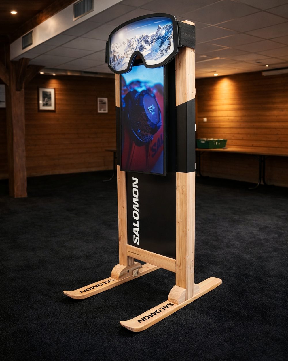 Kakémono digital Salomon, masque de ski en relief et piétement en skis